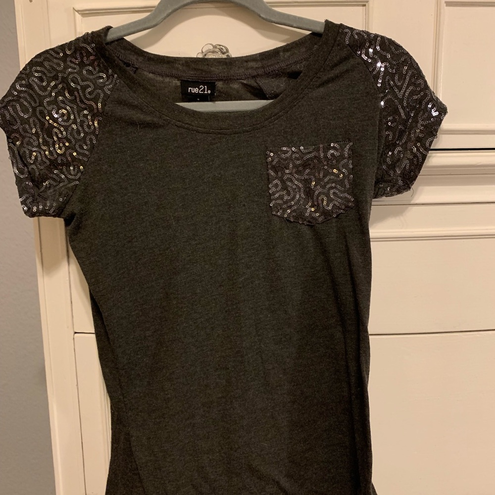 Casual gray tee with sequin details